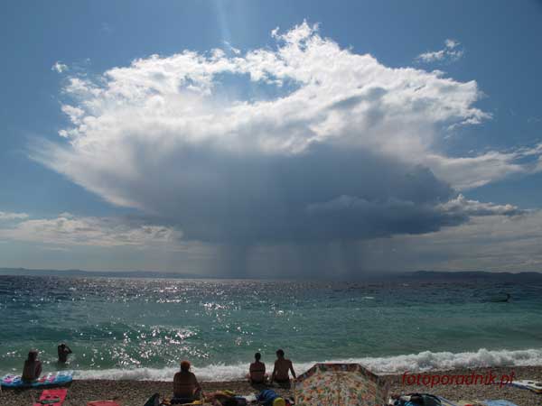 Plaża nad Adriatykiem w Tucepi, Chorwacja. Oryginalny JPEG prosto z aparatu