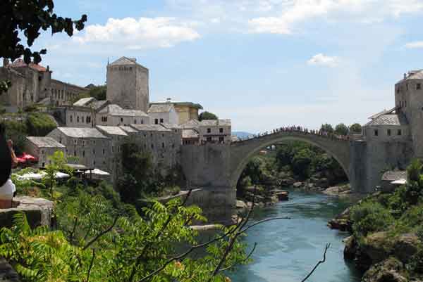 Widok na słynny most w mieście Mostar, w Bośni i Hercegowinie